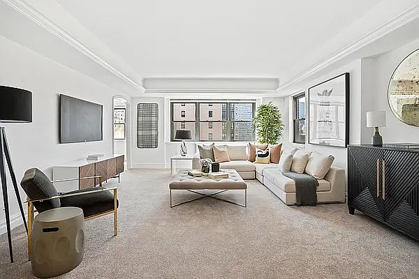 1st image of 165 E 72nd St APT 17A