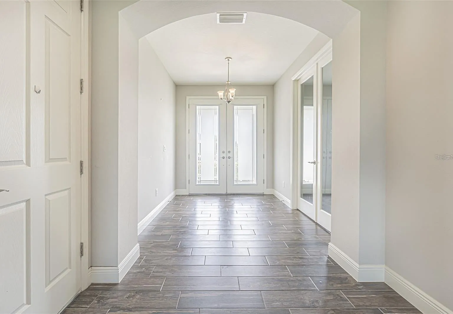 5 bed, 4.0 bath, 3615 sqft, $3,995 — Photo 2