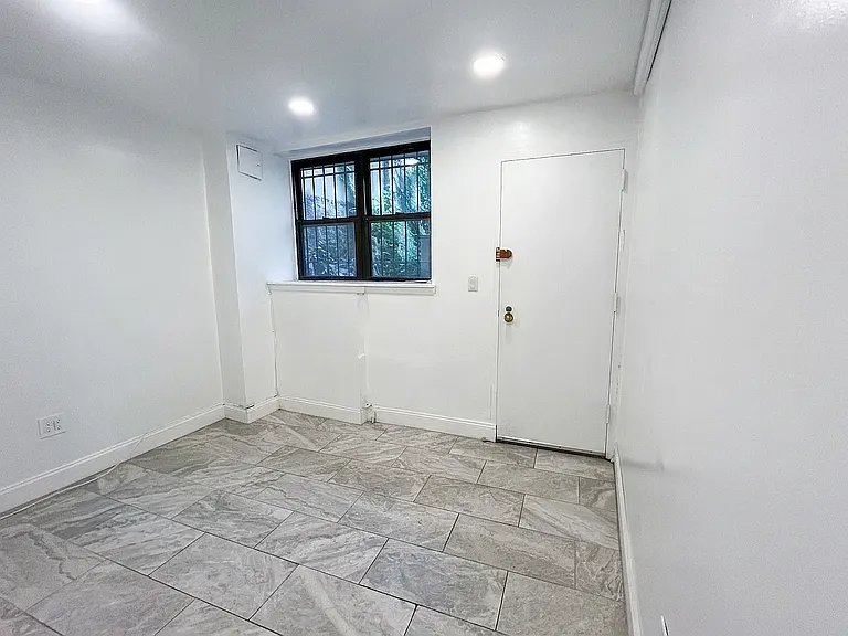 445 W 46th St #AA — Photo 3