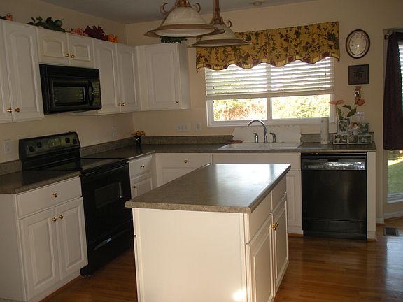 3rd image of 8590 Sunmont Dr