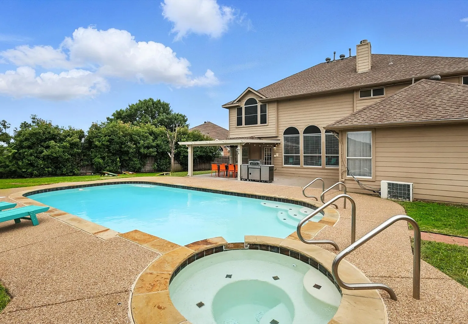 6 bed, 2.5 bath, 3229 sqft, $7,500 — Photo 1