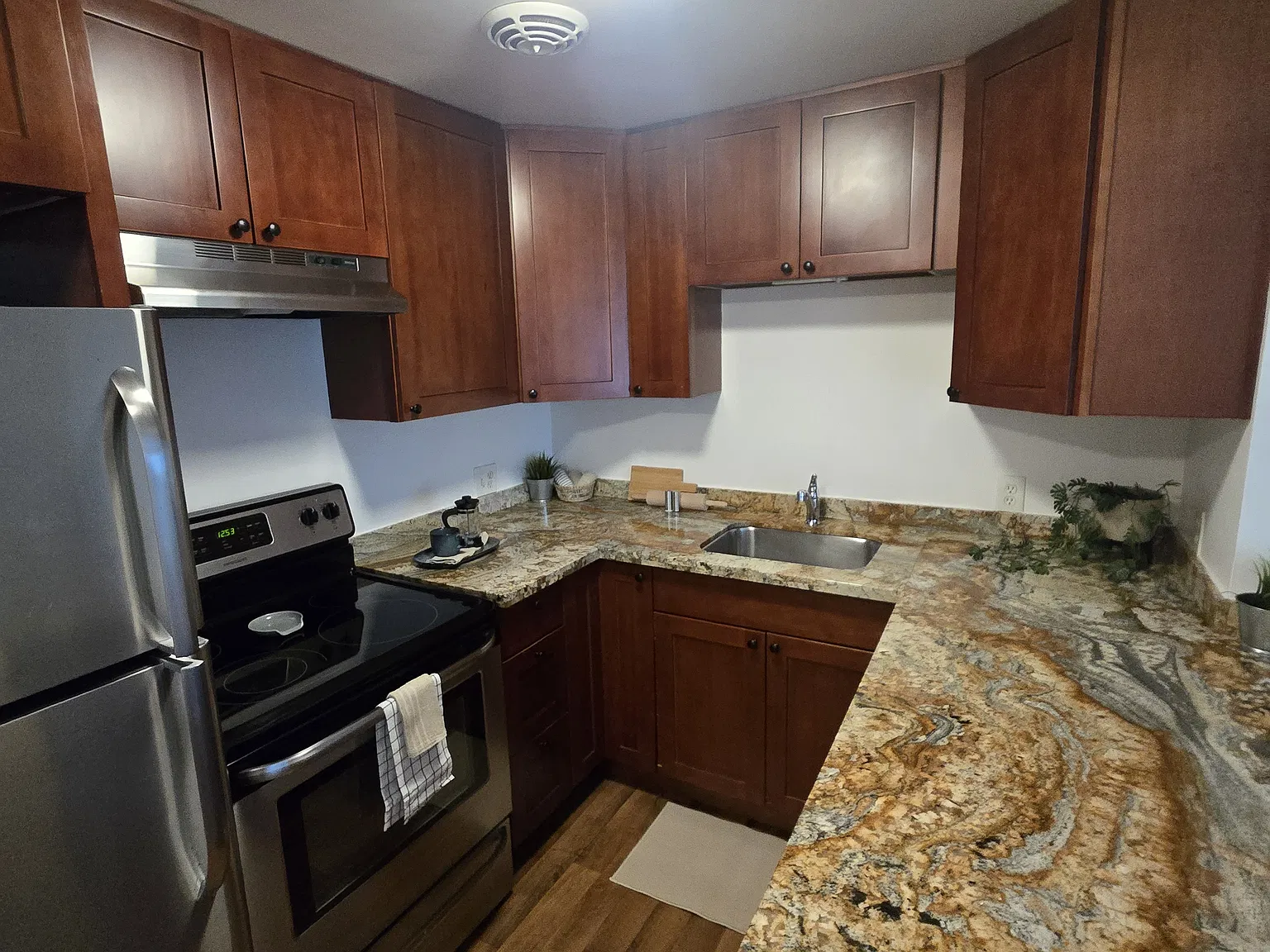 2 bed, 750 sqft, $2,300 — Photo 4
