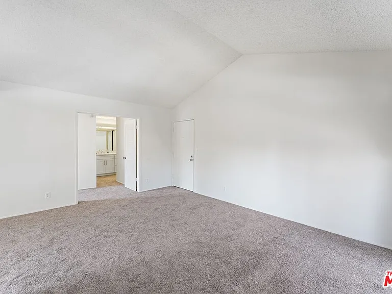4 Streamwood — Photo 6