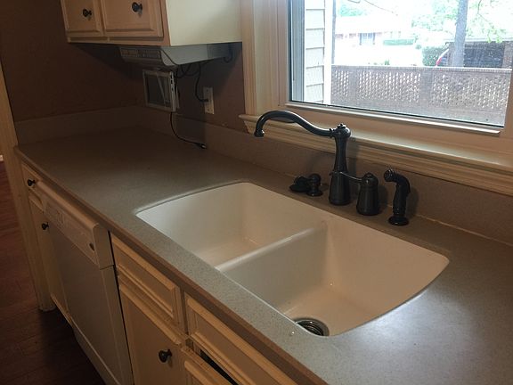 Seamless solid surface sink