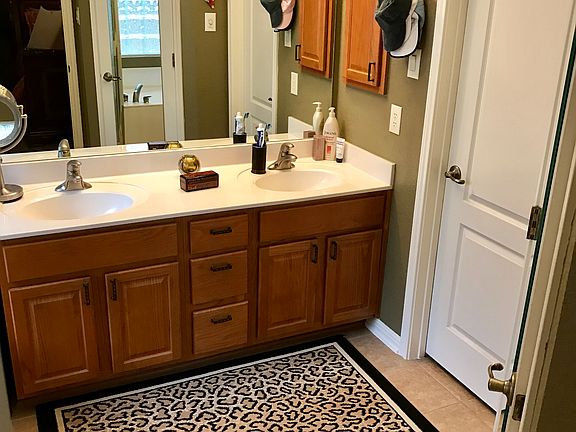 Master Bath w/ Jaquizi Tub