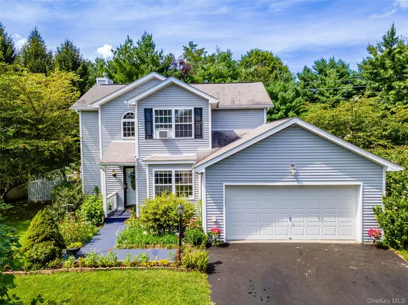 7 Pearlbush Ln, Poughkeepsie, NY 12603