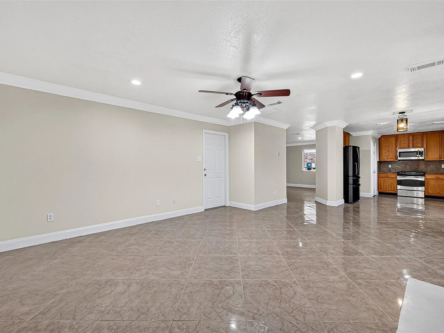 4 bed, 2.5 bath, 2278 sqft, $2,500 — Photo 3