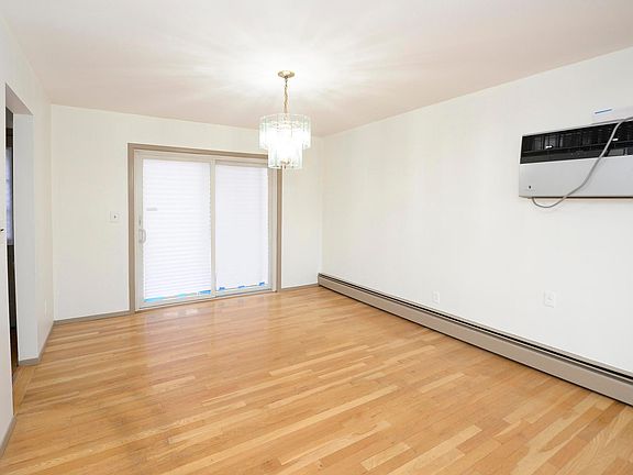 5th image of 4 Oakwood Ln