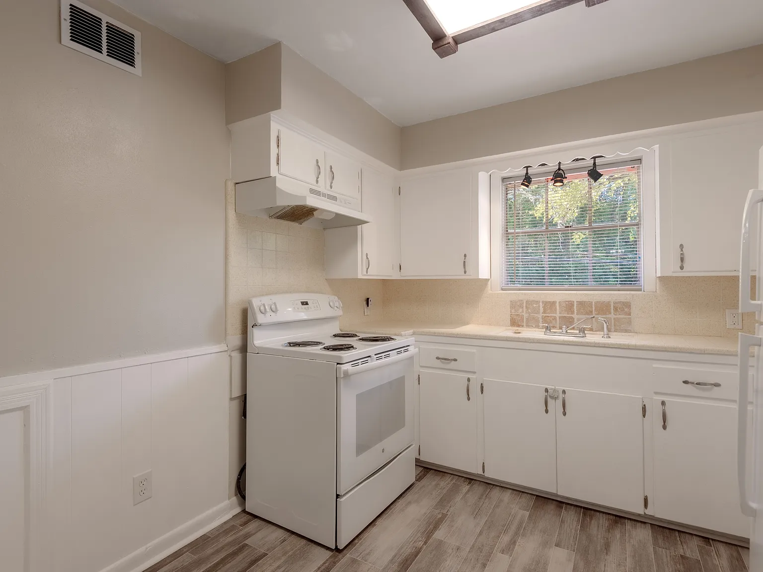 818 University Ave — Photo 3