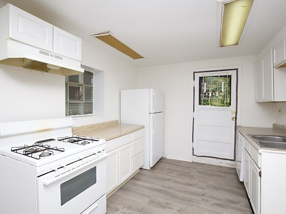 2nd image of 3954 N Janssen Ave #H