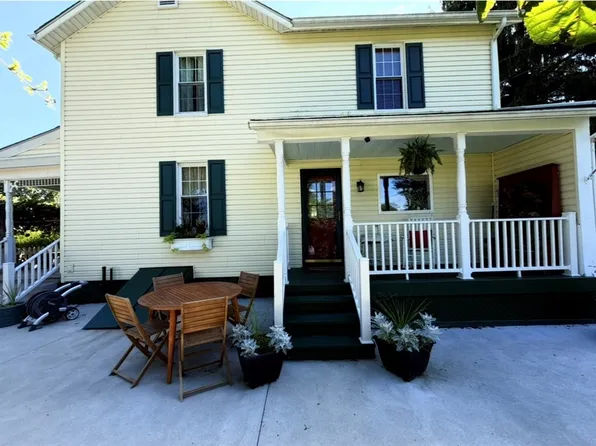 718 Skylark Dr, Connellsville, PA 15425