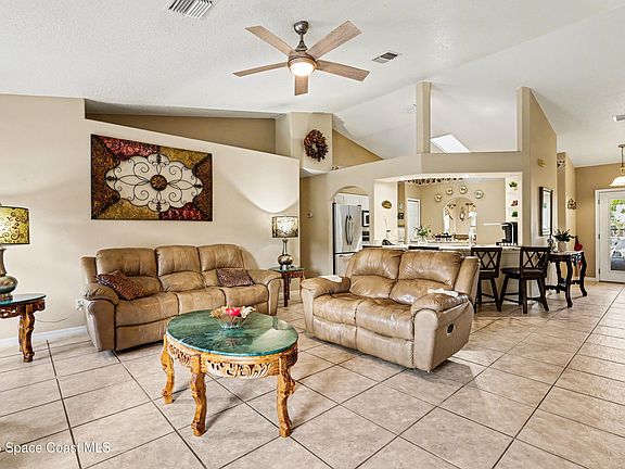 5th image of 135 Country Woods Pl