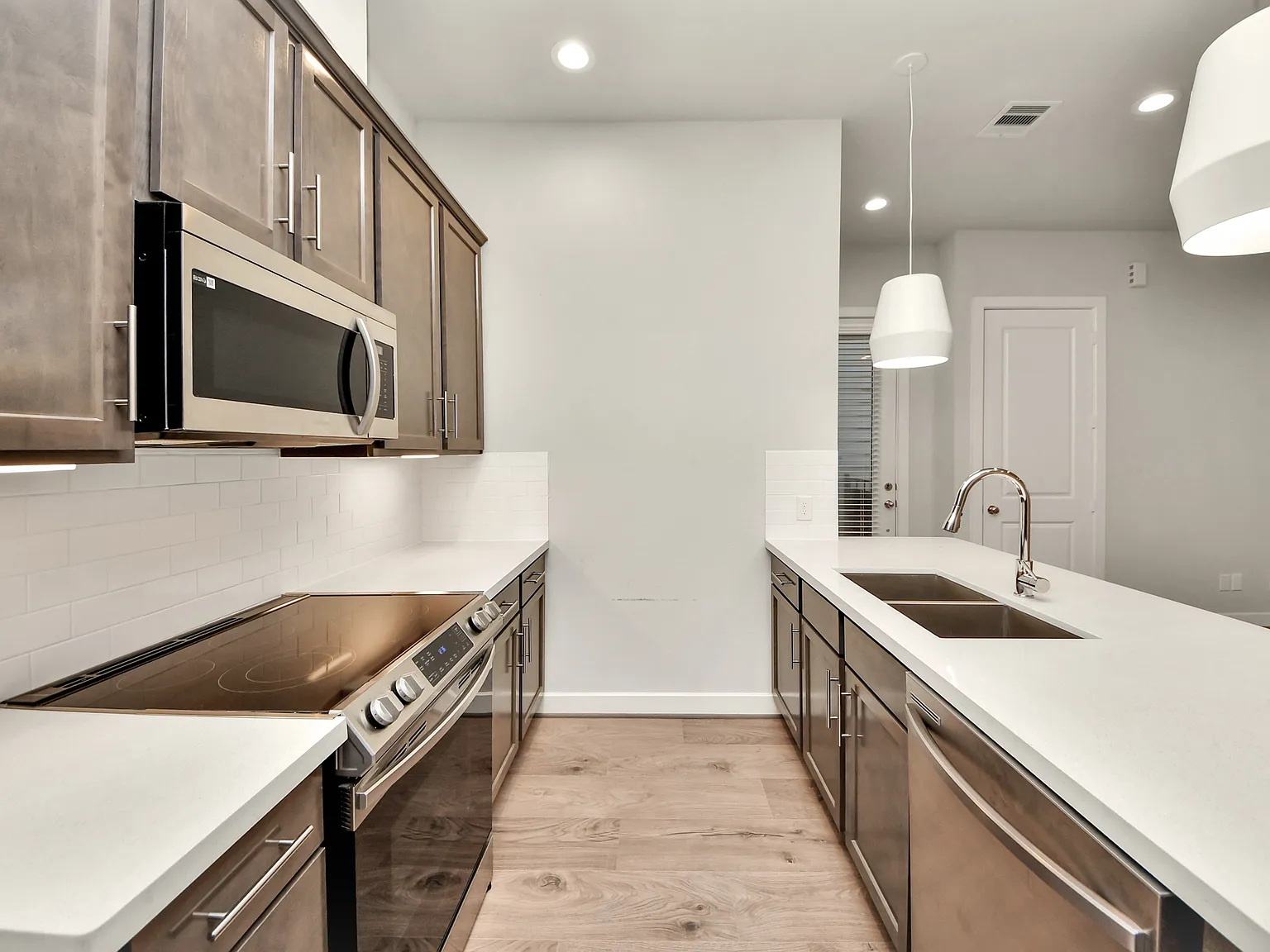 3 bed, 2.5 bath, 1650 sqft, $2,100 — Photo 3
