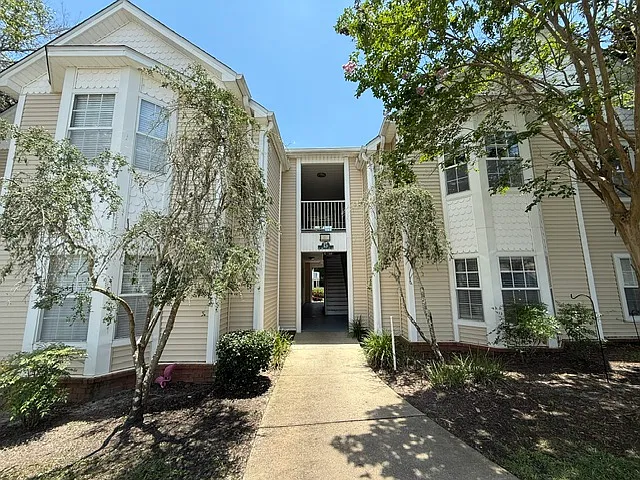 3 bed, 1250 sqft, $1,900 — Photo 2