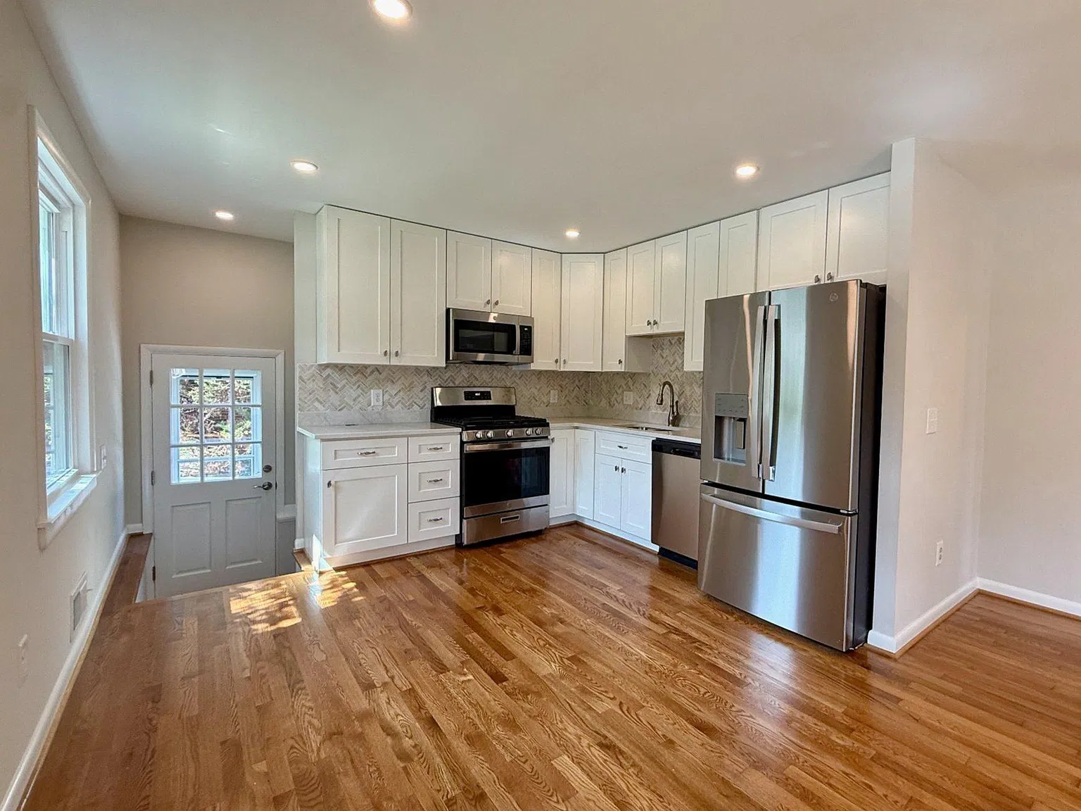 3 bed, 2.0 bath, 1938 sqft, $2,950 — Photo 2
