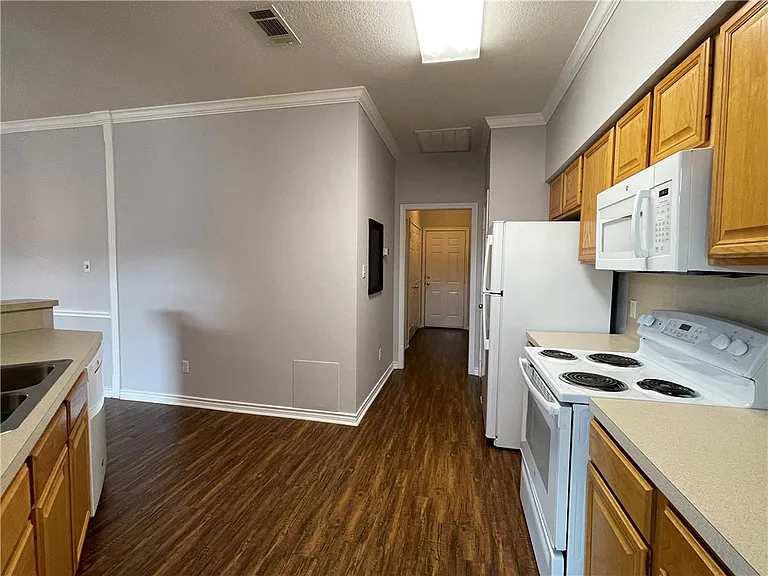 204 Fraternity Row — Photo 8