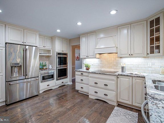 4th image of 6742 Surreywood Ln