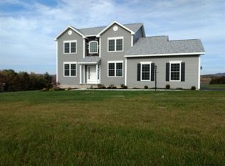 14 Lochvue Dr, Poestenkill, NY 12140