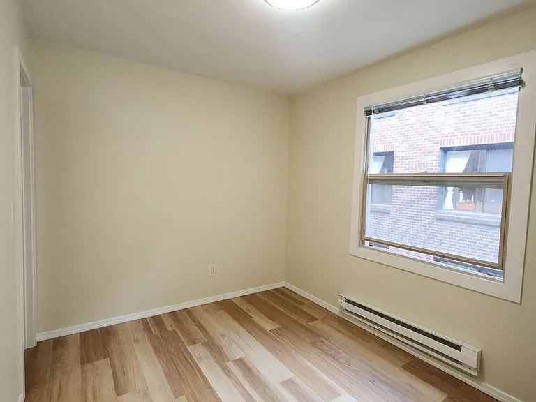 526 Belmont Ave E — Photo 3