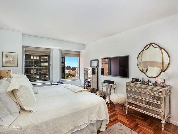 2nd image of 150-156 W 56th St APT 3705