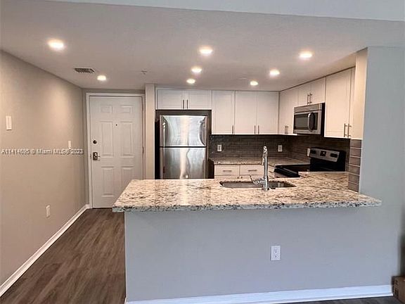 5th image of 218 NW 12th Ave APT 905