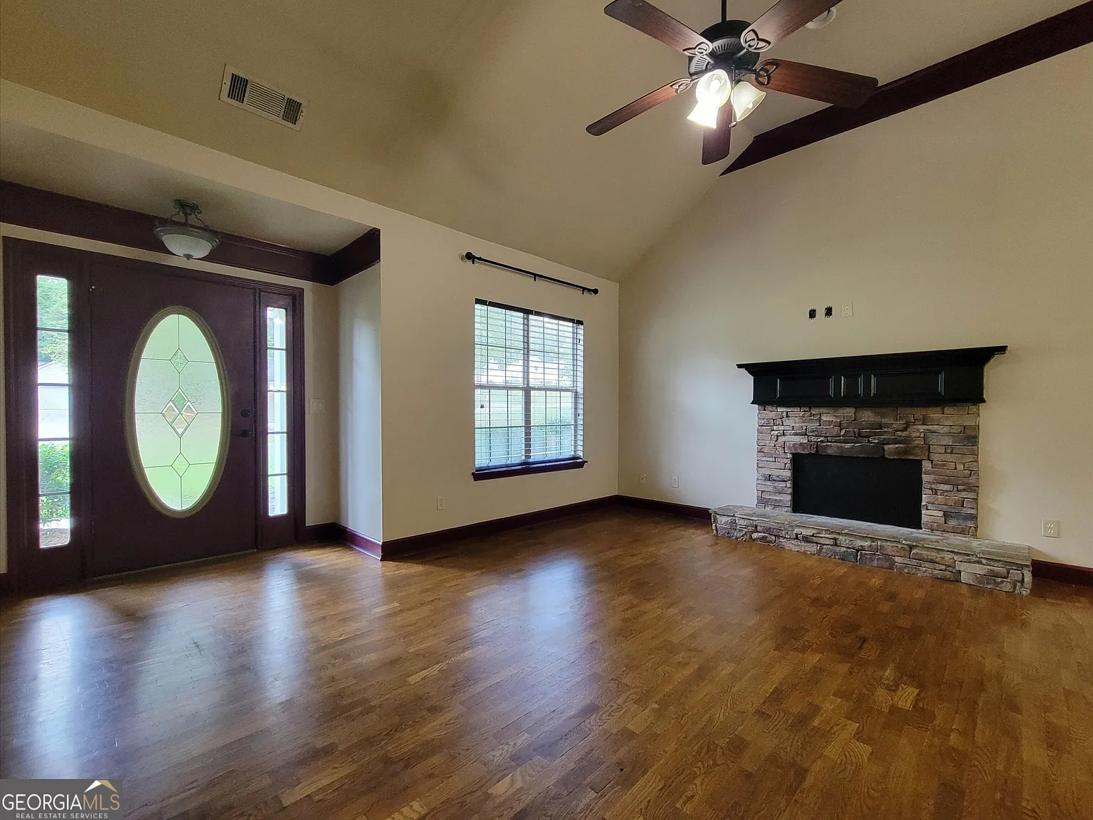 3 bed, 2.0 bath, 1319 sqft, $1,975 — Photo 2