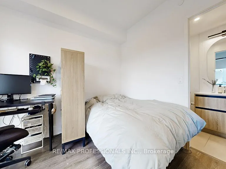 7950 Bathurst St #B2304 — Photo 22