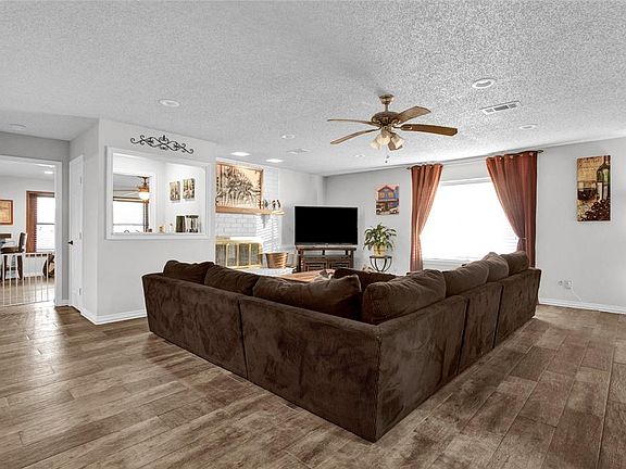 4th image of 1 Pin Oak Drive