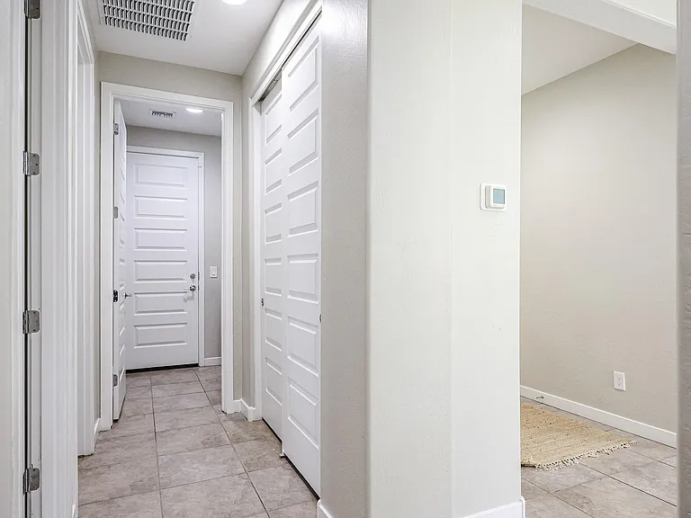 8924 W Bethany Heights Dr — Photo 17
