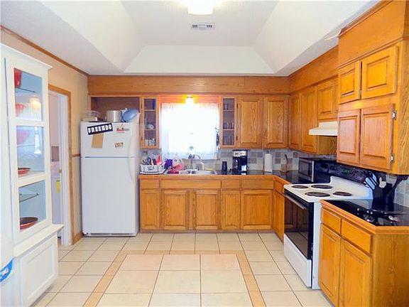 3rd image of 3110 Simmons Ave