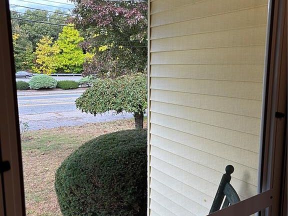 3rd image of 956 Oaklawn Ave