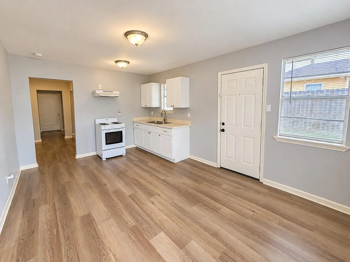 1 bed, 1.0 bath, 1040 sqft, $995 — Photo 2
