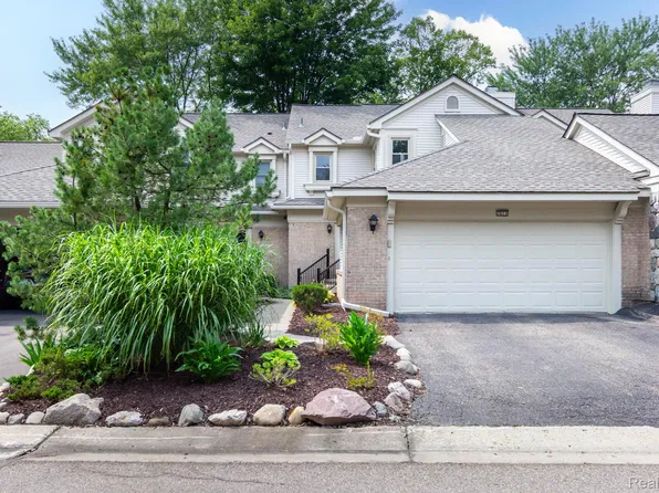 7671 Danbury Cir, West Bloomfield, MI 48322