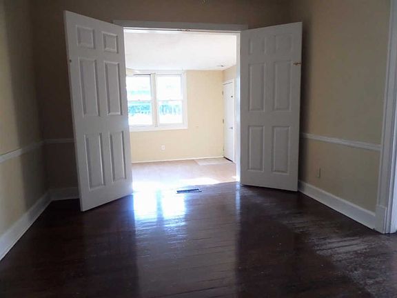 5th image of 928 Meadow Ln