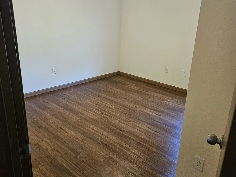 704 Glenstone Dr — Photo 18