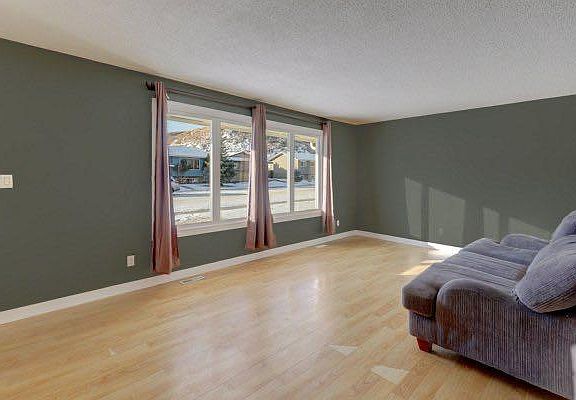 3rd image of 48 Hunts Cres