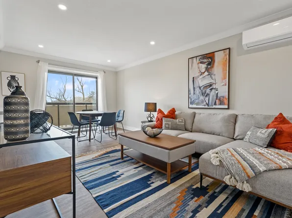 45 Charlton Avenue West