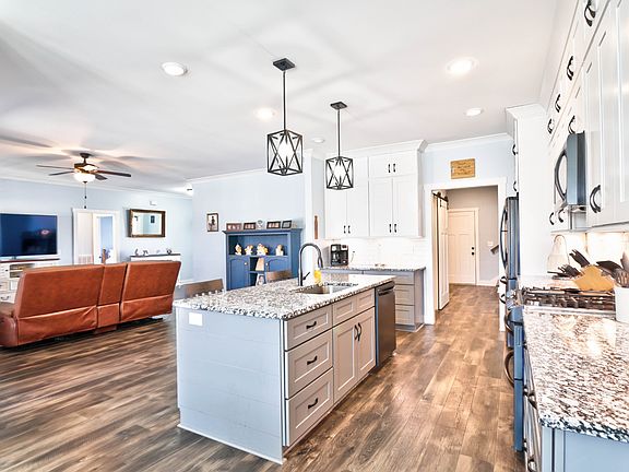 3rd image of 2698 Regenwood Dr