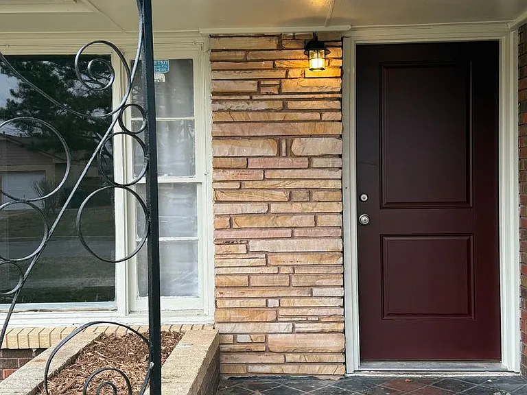 5609 S Rockwood Ave — Photo 2