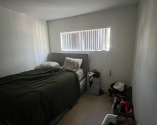 4th image of 946 S Kingsley Dr APT 3