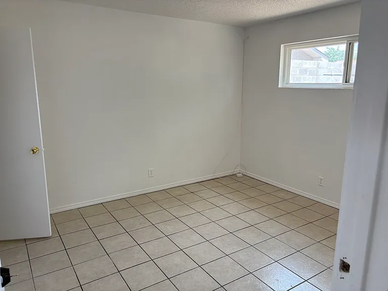 2208 Alamogordo Dr NW — Photo 9