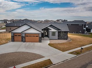 3613 Powder Ridge Dr, Bismarck, ND 58503