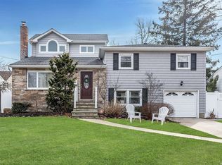 68 Massapequa Ave, Massapequa Park, NY 11762