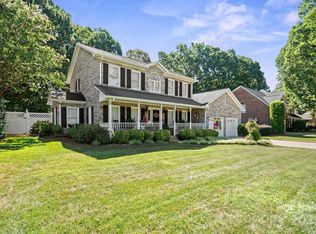 1948 Twin Ponds Dr, Hickory, NC 28602