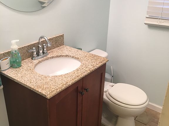 Newly renovated 1/2 bath
