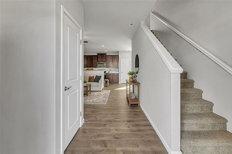 4th image of 878 Riley Drive E