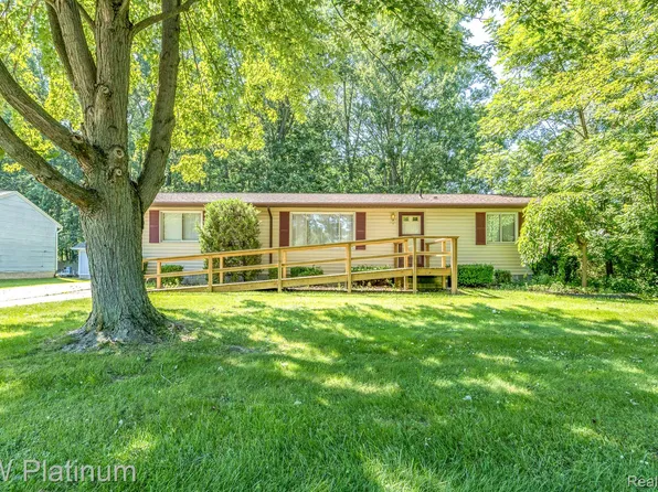 352 Walnut Dr, East China, MI 48054