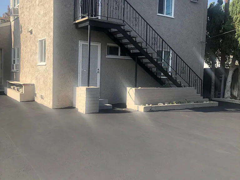 5010 Riverton Ave — Photo 4