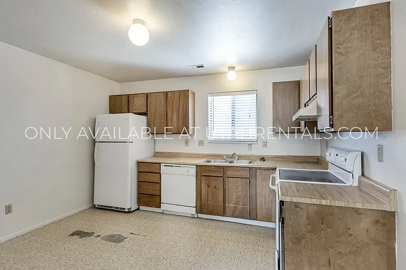 3 bed, 1.0 bath, 1073 sqft, $1,450 — Photo 2