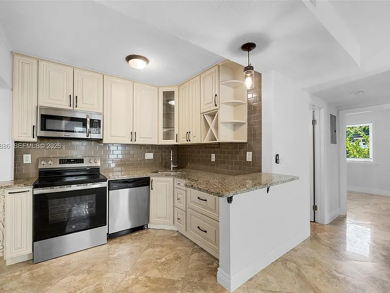 1837 NE 48th Ct — Photo 7